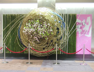 祝花オブジェ・徳島大学：平成24年度入学式