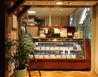 徳島駅クレメントプラザB1F：珈琲t.